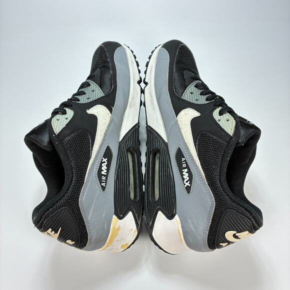 Athletic_Shoes